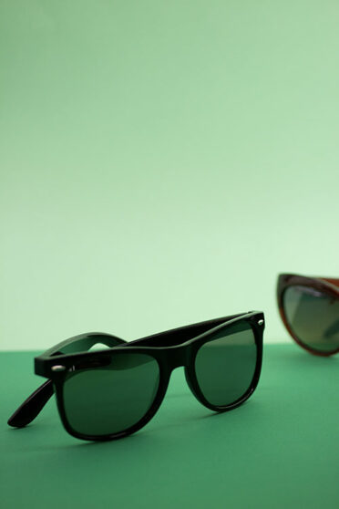 Montures Ashka noires sur fond vert
